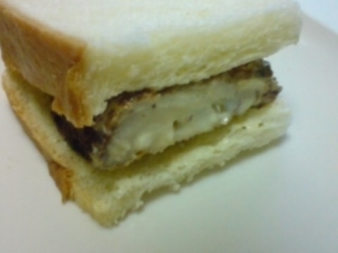 白身魚のフライのサンドイッチ